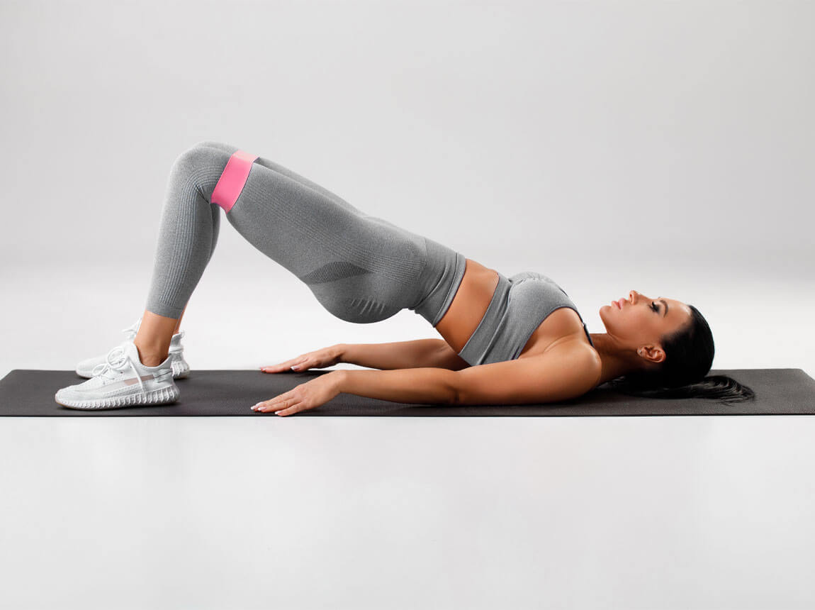 žena – cvičení s gumami na hýždě