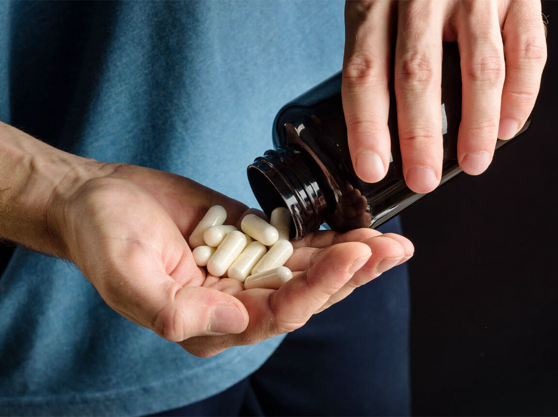 muž v posilovně – kreatyn v kapslích 