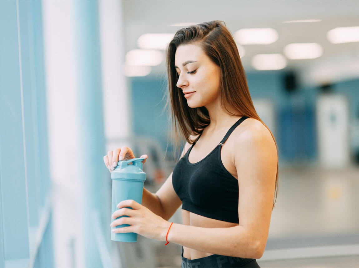 žena s proteinovým koktejlem