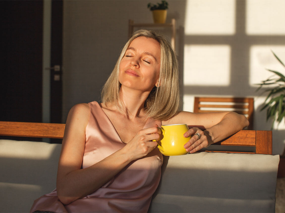 žena s šálkem čaje