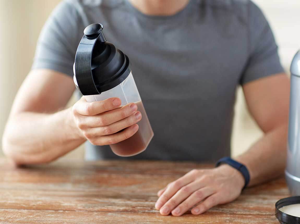 muž s proteinov&yacute;m doplňkem