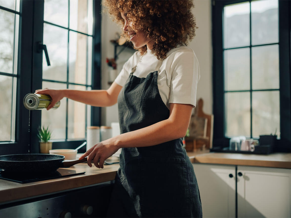 žena - smažen&iacute;, vařen&iacute;, olivov&yacute; olej