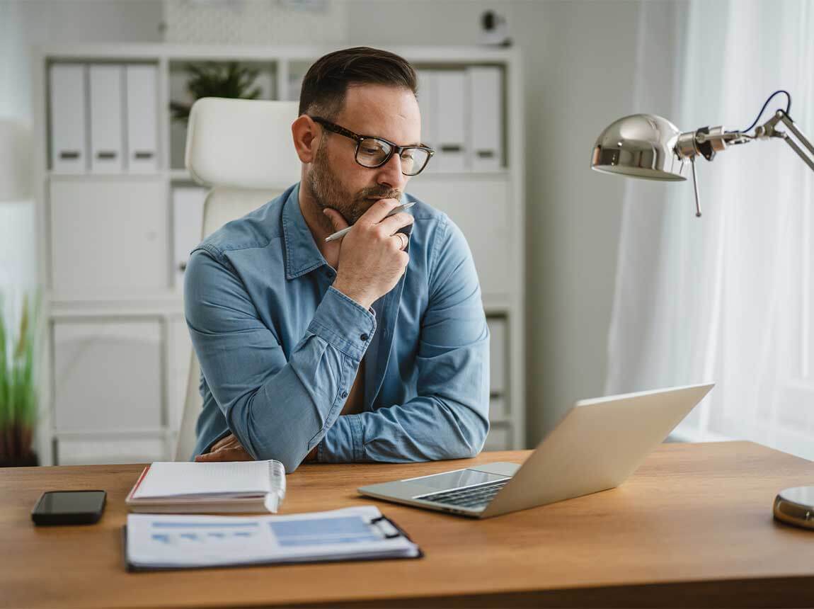 muž u psac&iacute;ho stolu &ndash; sedav&aacute; pr&aacute;ce