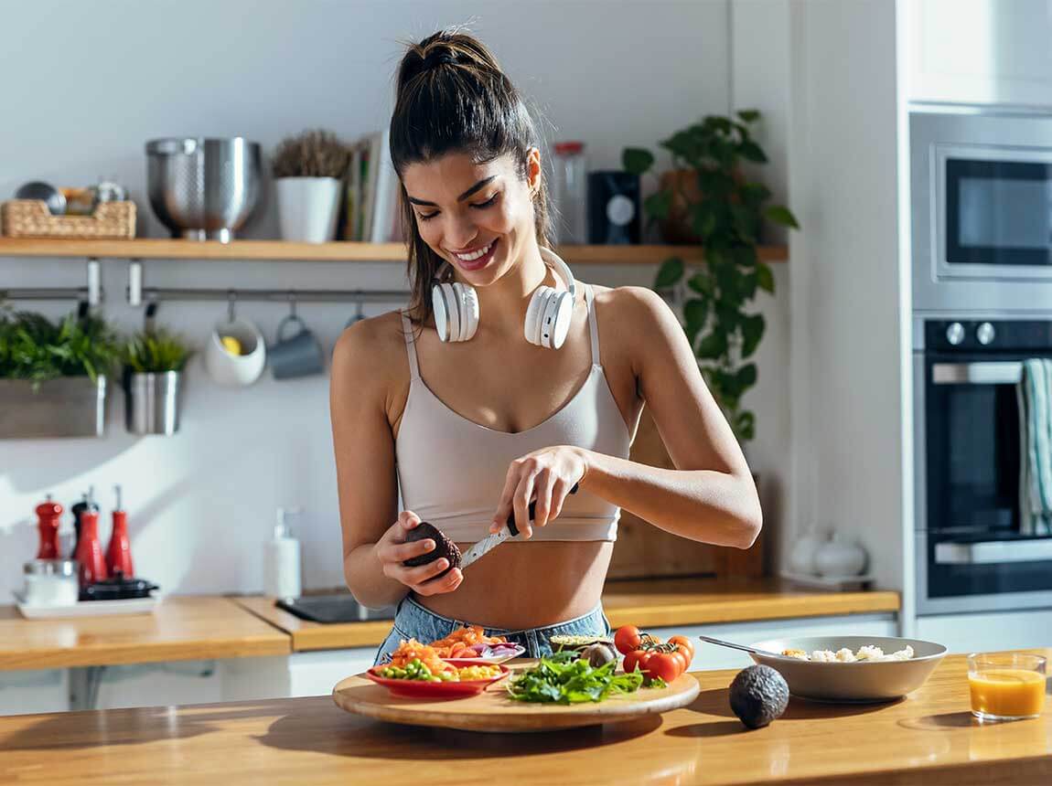 Fit žena v kuchyni &ndash; zdrav&aacute; v&yacute;živa