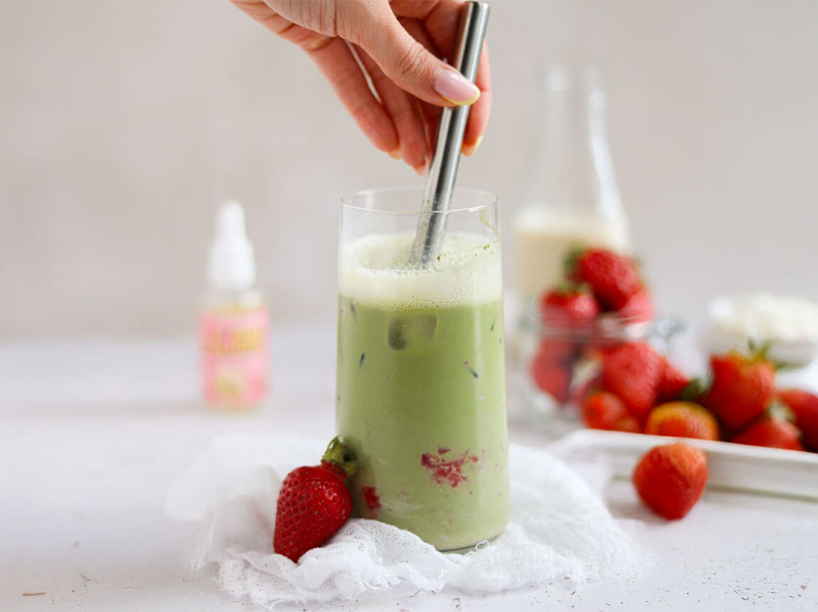 Proteinová jahodová matcha latte s příchutí bílé čokolády