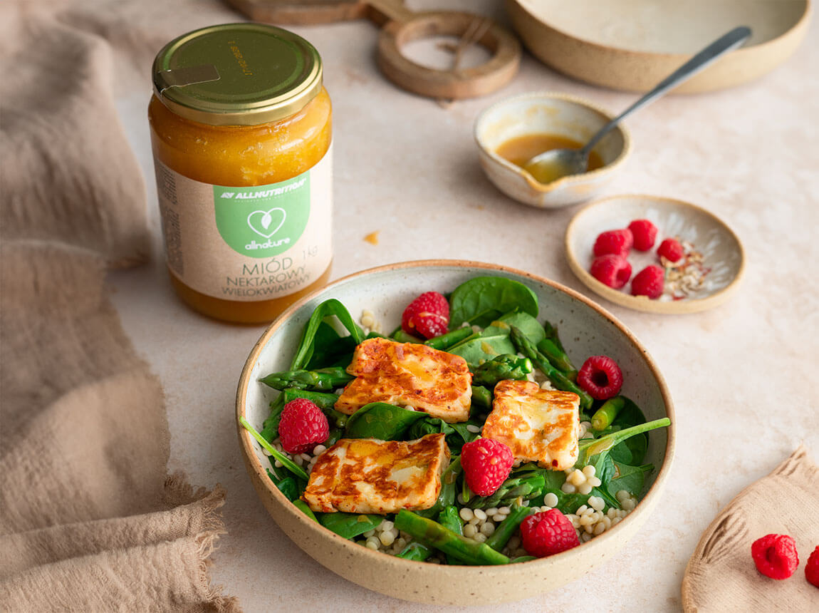 jarn&iacute; sal&aacute;t s chřestem, halloumi a malinami