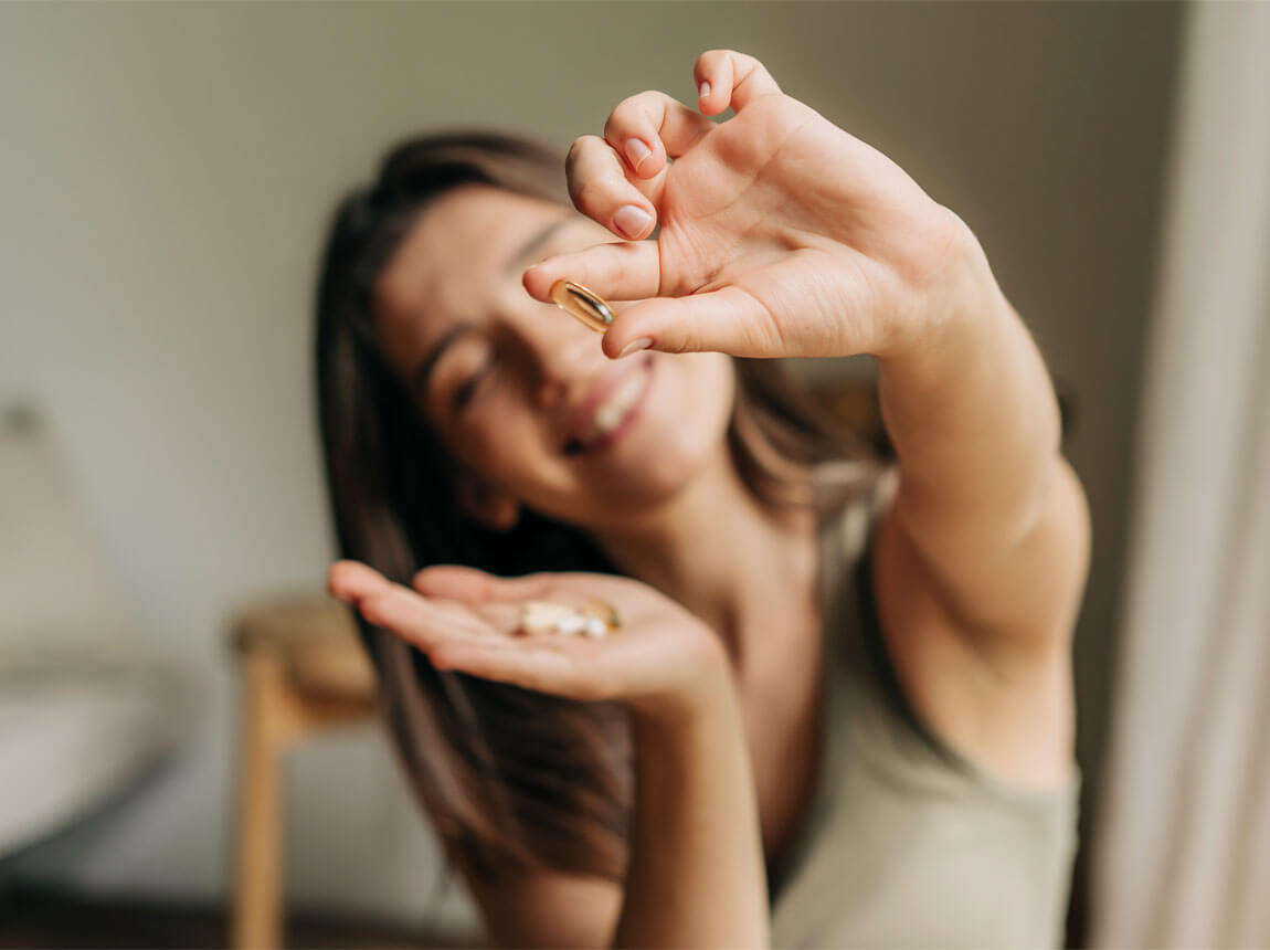 žena s kapsl&iacute;