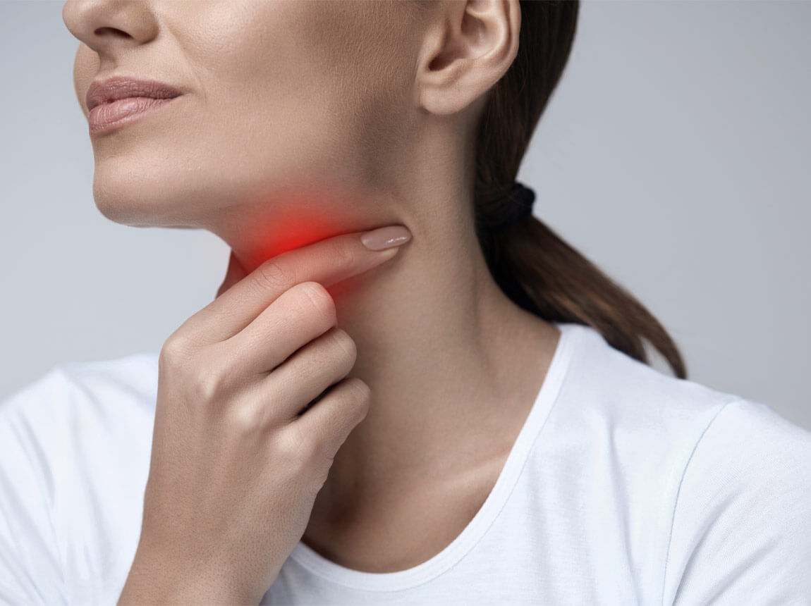 žena s bolestmi v krku