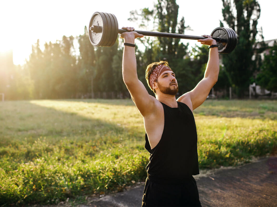 muž s činkou na čerstv&eacute;m vzduchu