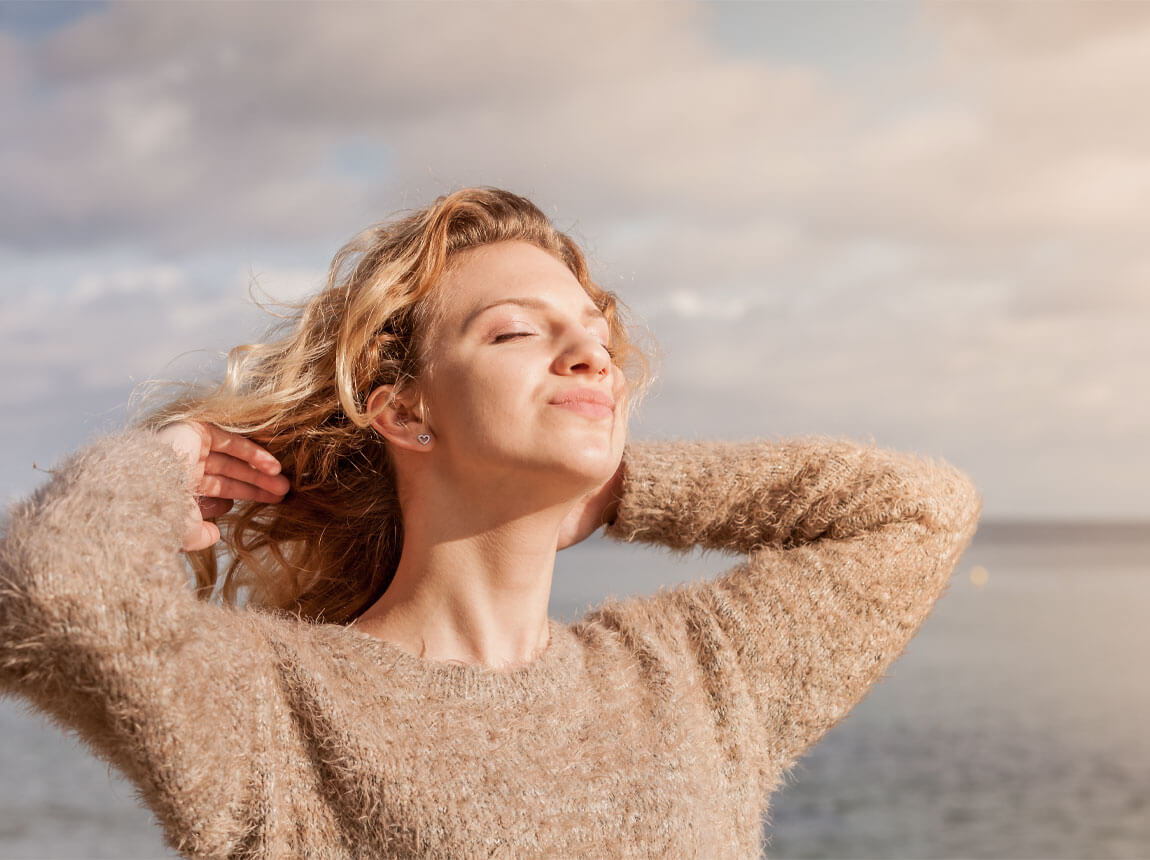 žena - slunečn&iacute; paprsky