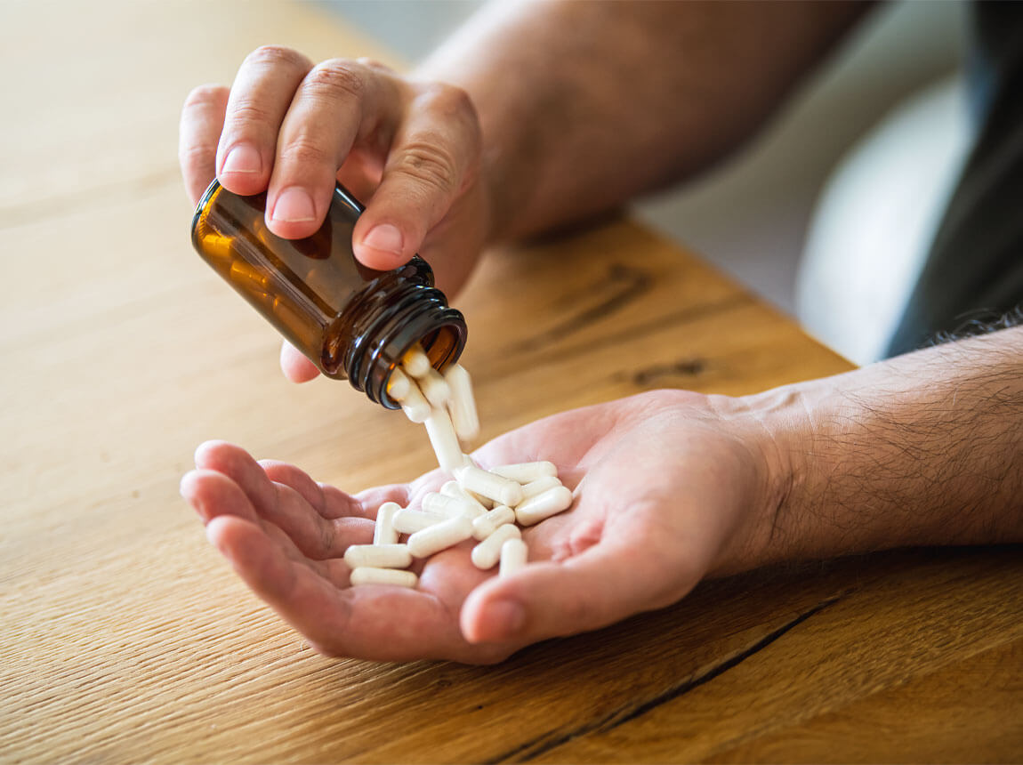 muž s kapslí minerálů