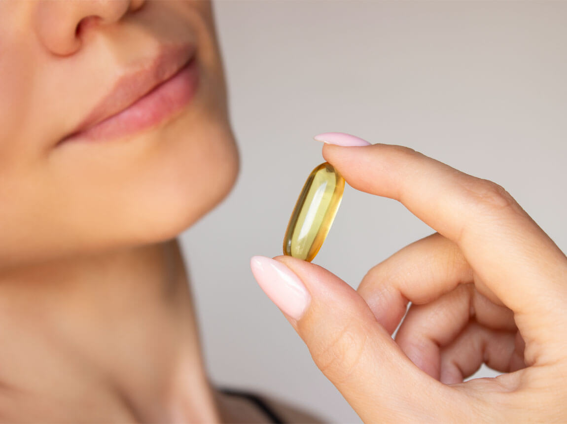 žena s kapsl&iacute;