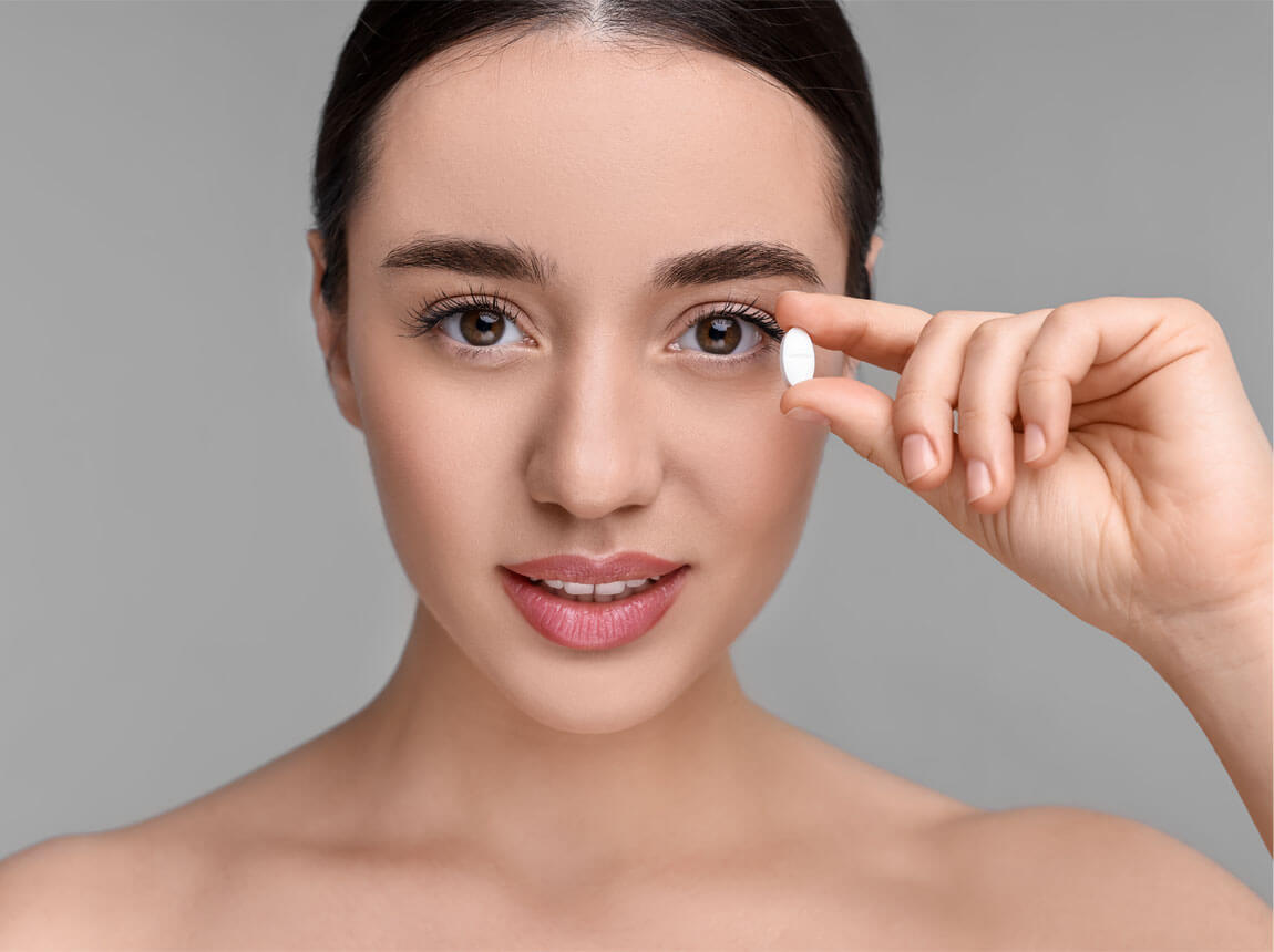 žena s tabletkou vitam&iacute;nu C