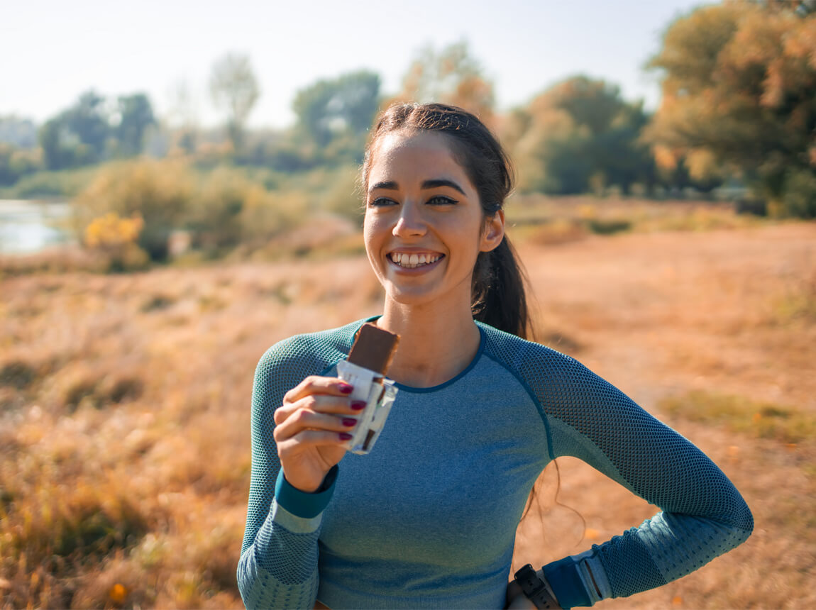 žena - proteinová tyčinka