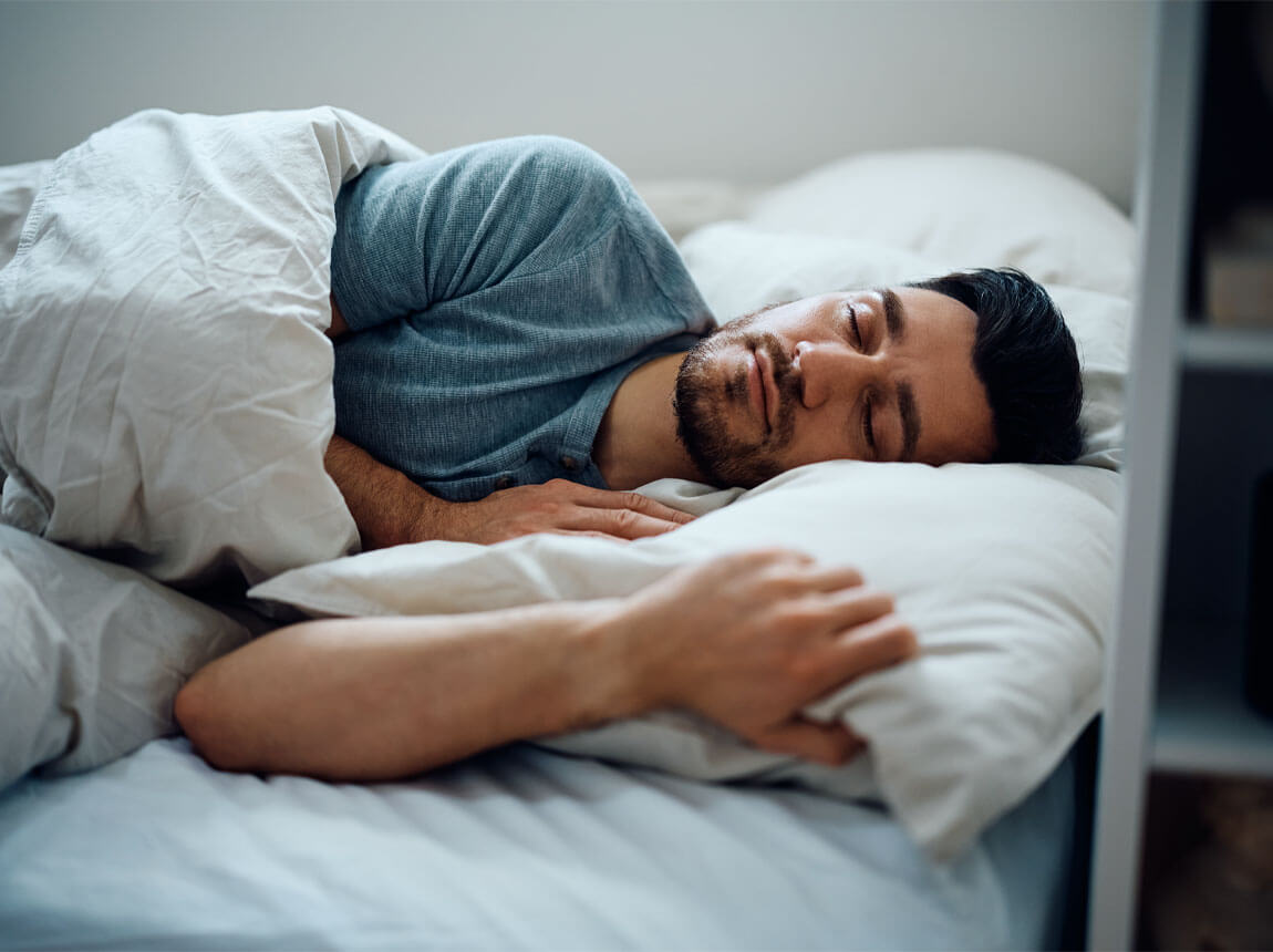 sen regenerace - muž v posteli