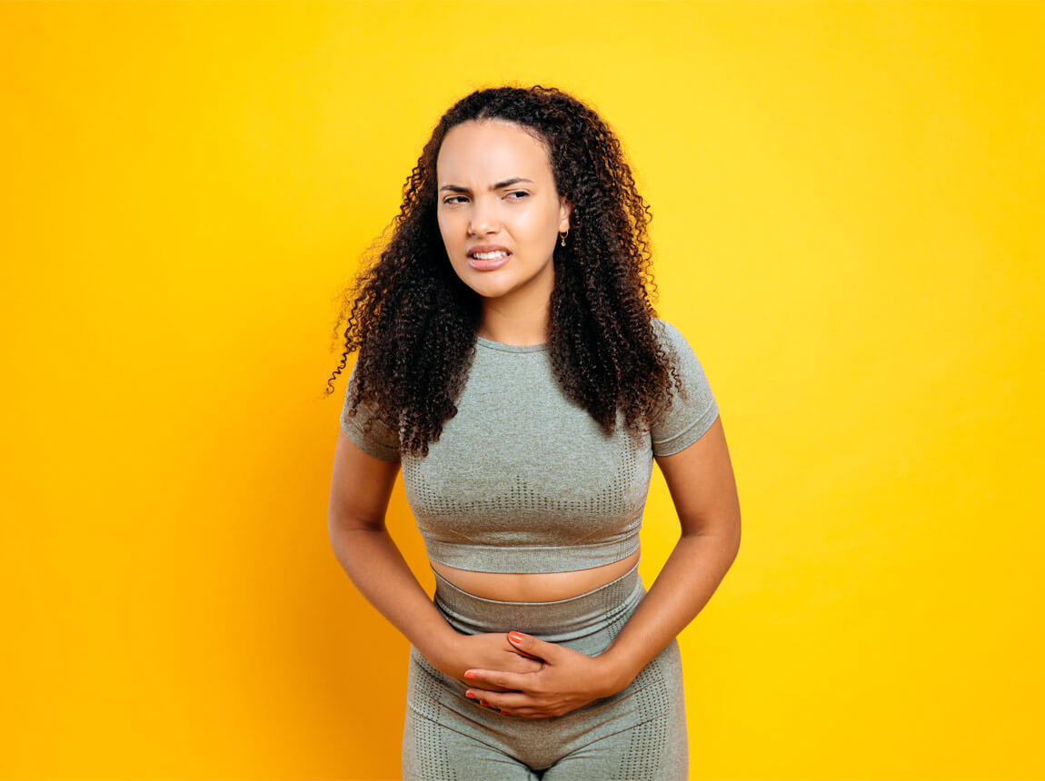 žena - bolest břicha po tréninku 