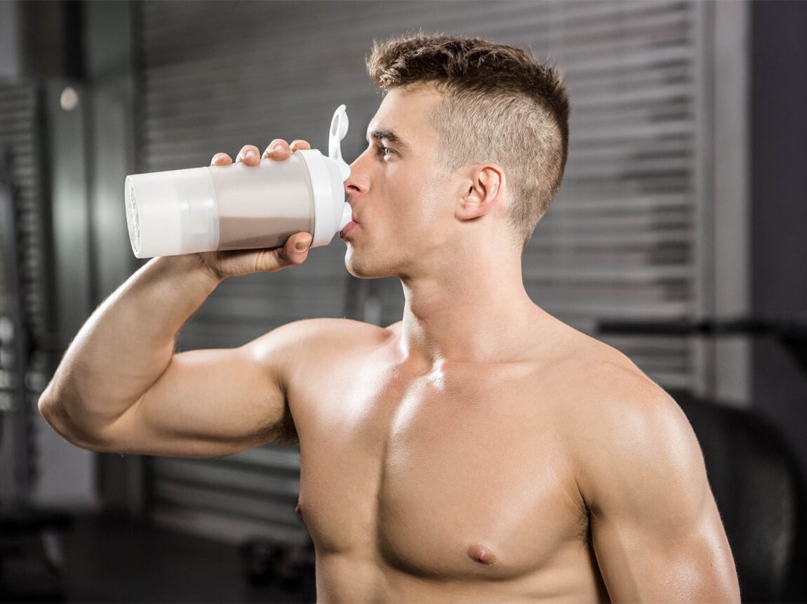 muž s proteinovým koktejlem 