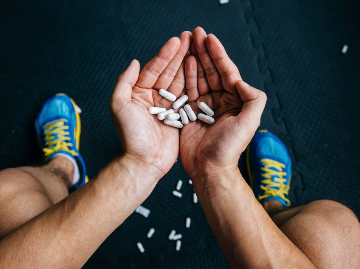 tabletky - muž v posilovně