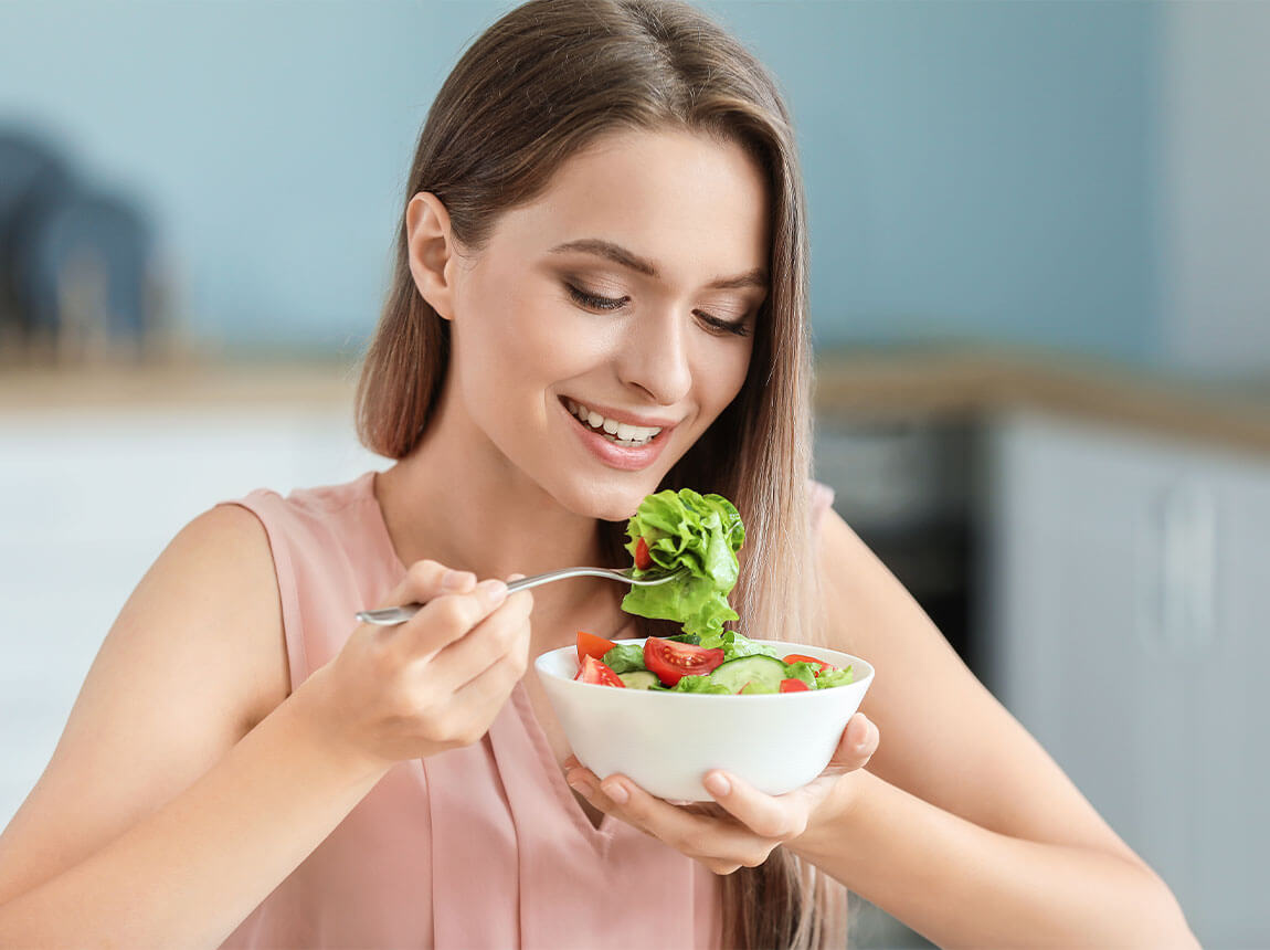 žena se sal&aacute;tem