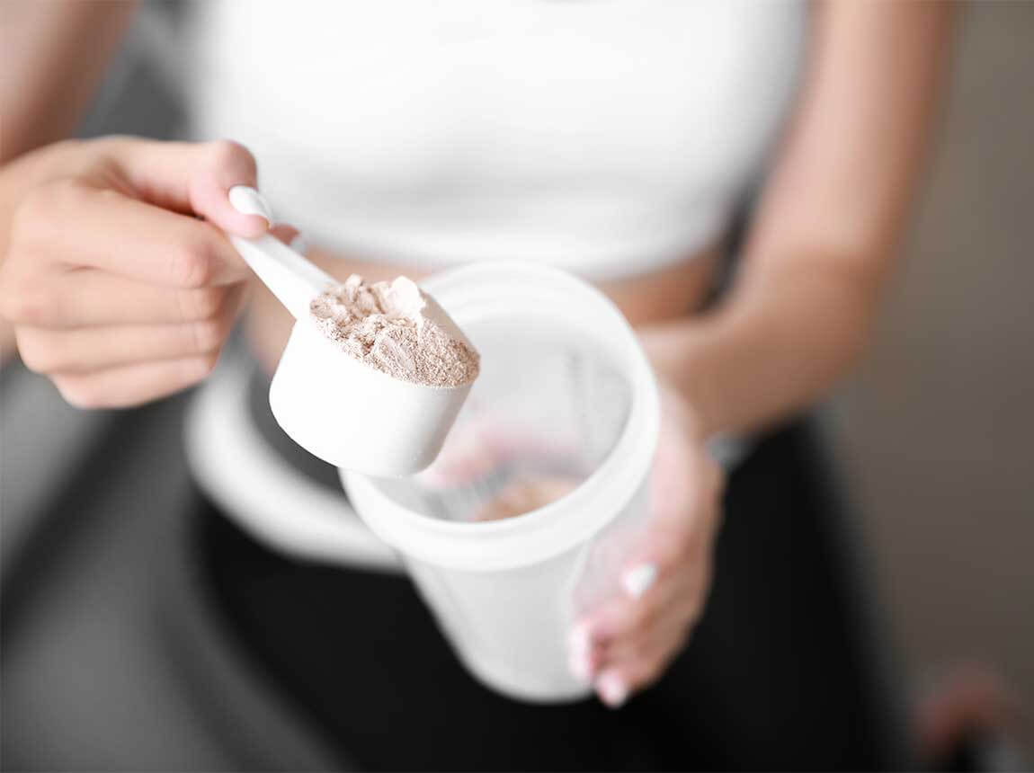 žena &ndash; proteinov&yacute; koktejl