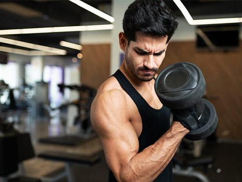 Jak rychle zvětšit obvod bicepsu?