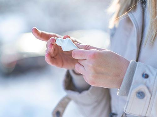 Suché a popraskané ruce v zimě – jak o ně pečovat