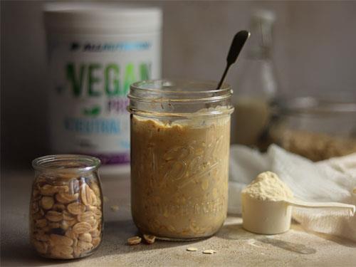 Recipe for vegan overnight oatmeal with nuts