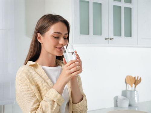 Kolik vody denně pít? Jak hydratovat tělo?