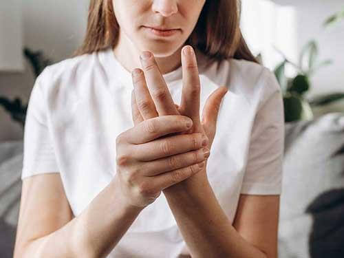 Znecitlivění a mravenčení prstů na rukou – nedostatek vitamínů a minerálů