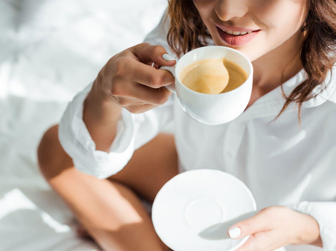 žena s šálkem kávy