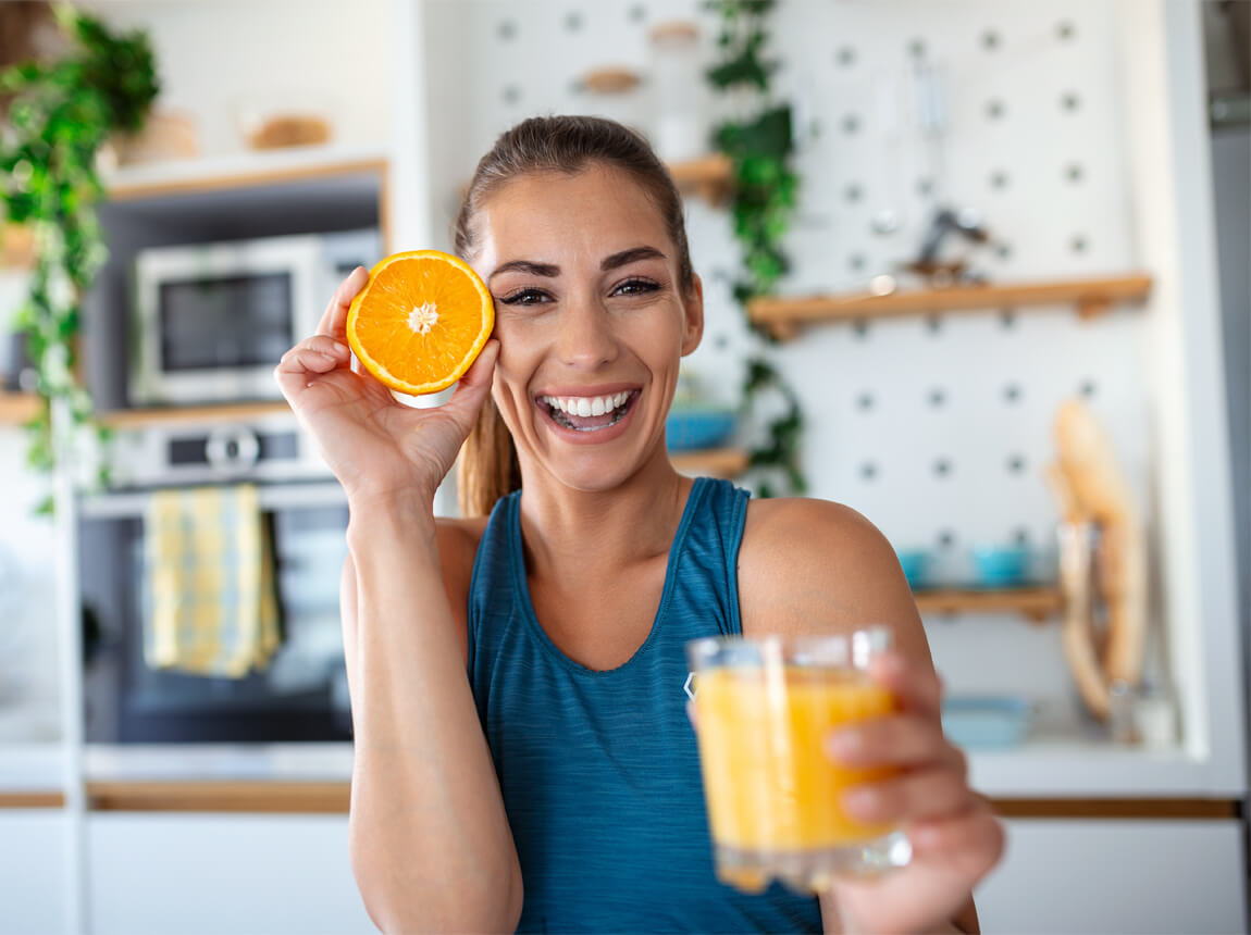 žena s pomerančovým džusem - vitamin C
