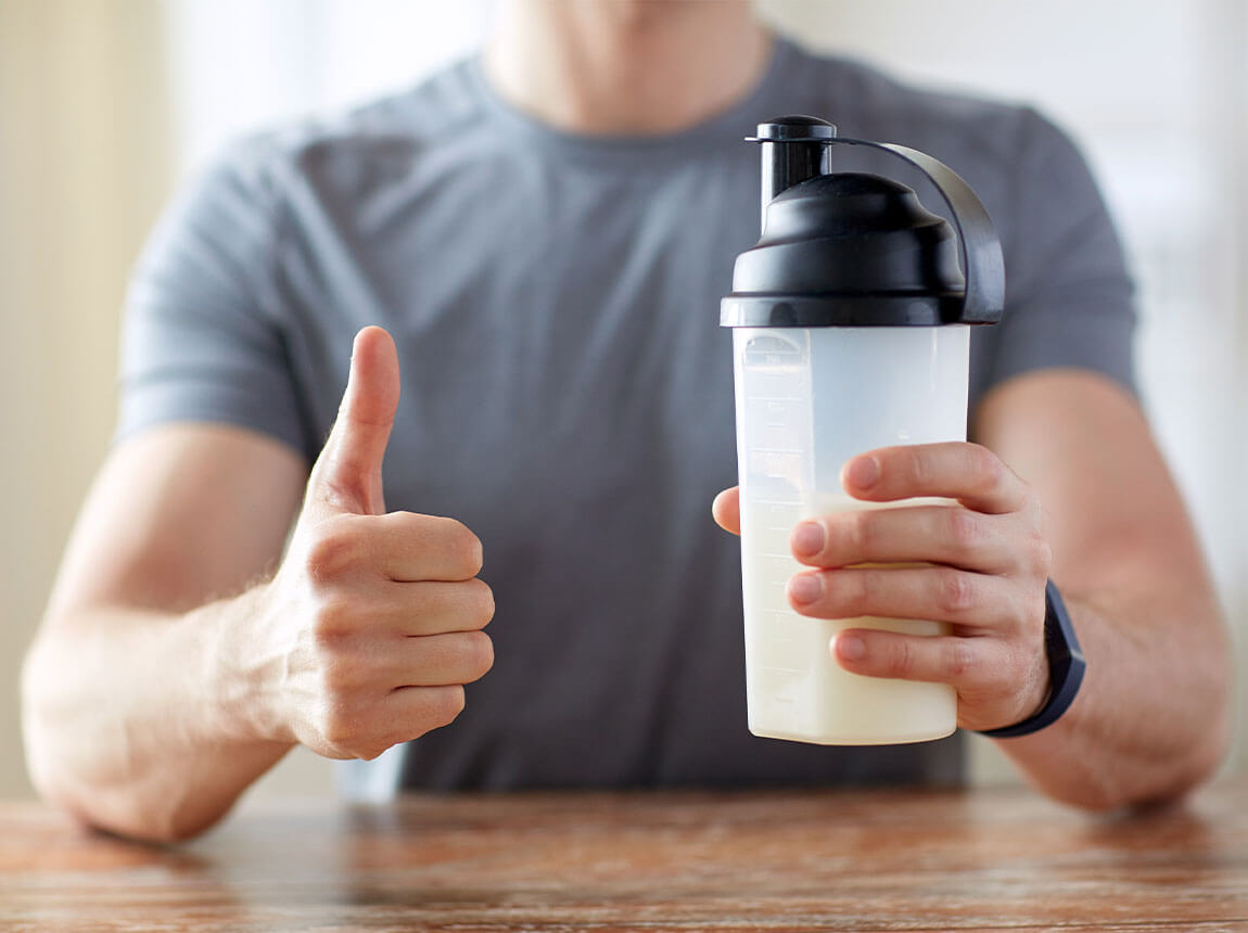 muž s proteinov&yacute;m koktejlem