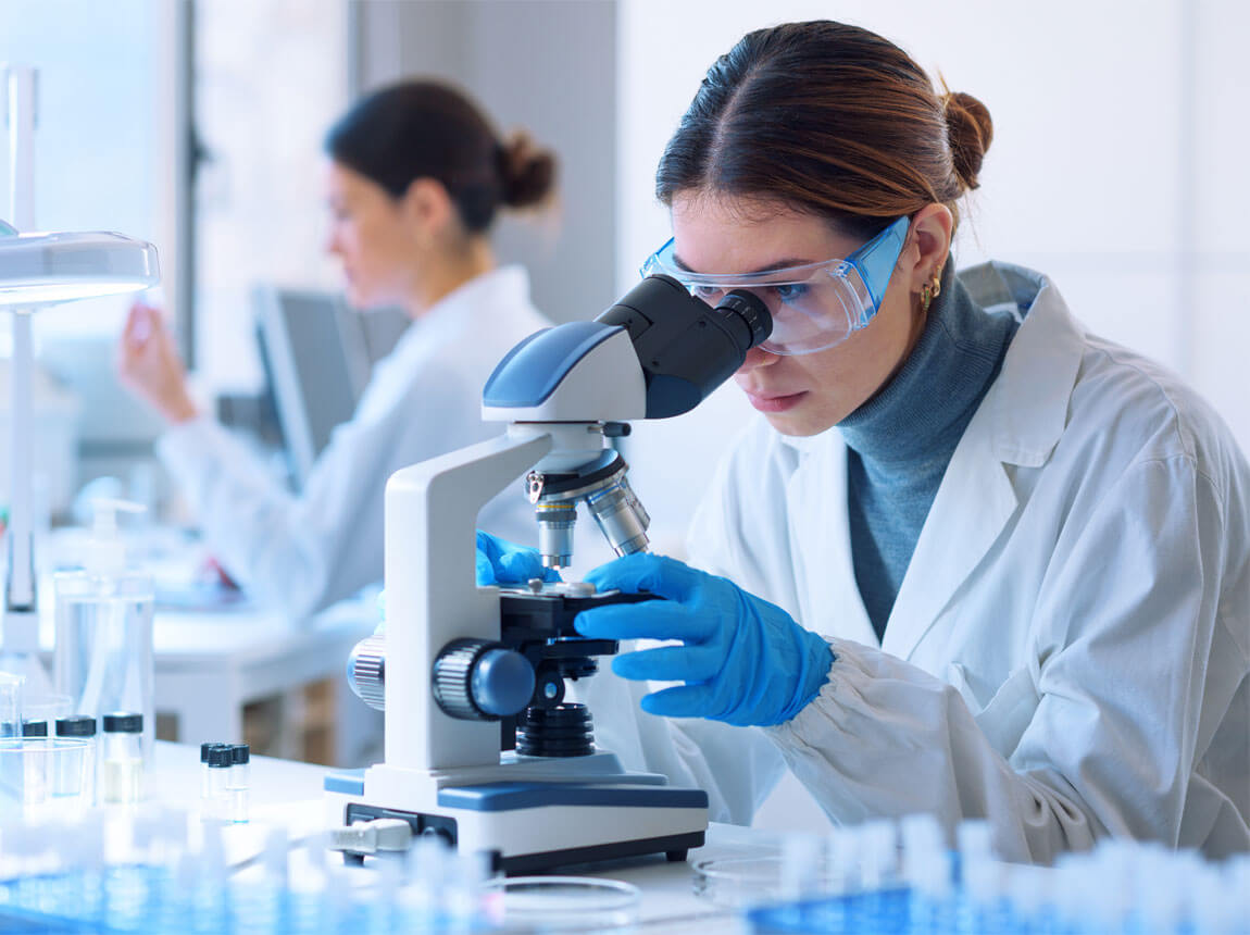 vědec v laboratoři