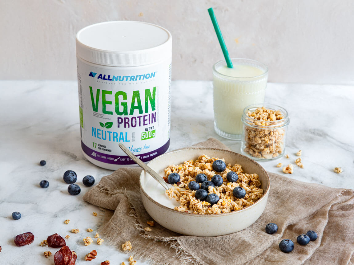 vegetari&aacute;nsk&aacute; granola s borůvkami a kokosov&yacute;m jogurtem