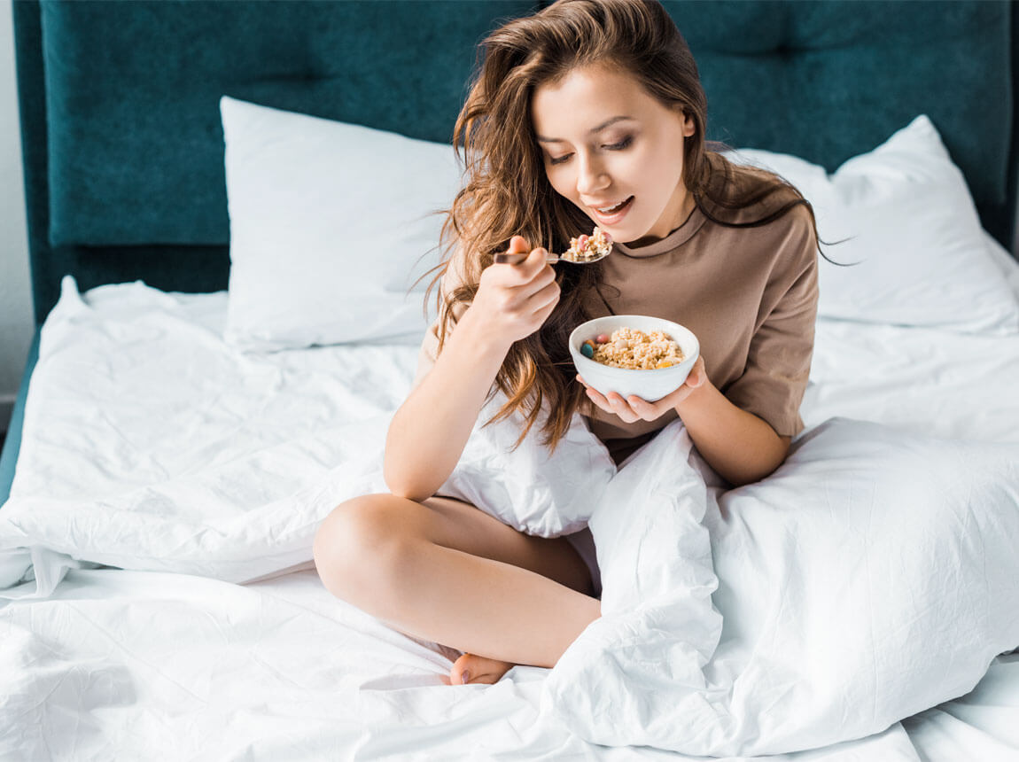 žena - ovesné vločky k snídani